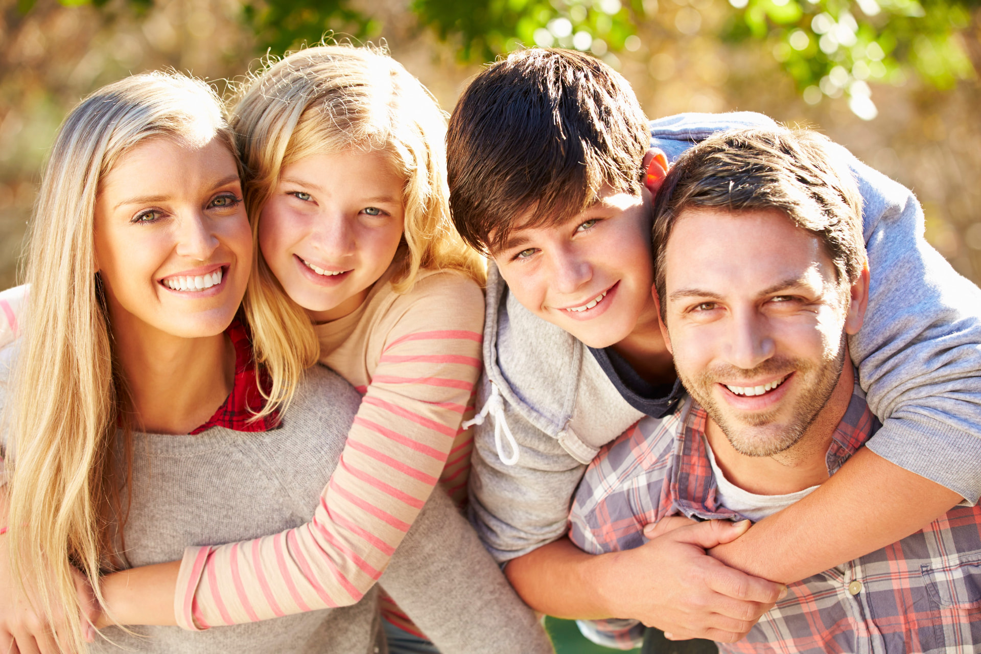Familie im Freien, sinnbildlich für Beziehungen und Zusammenhänge